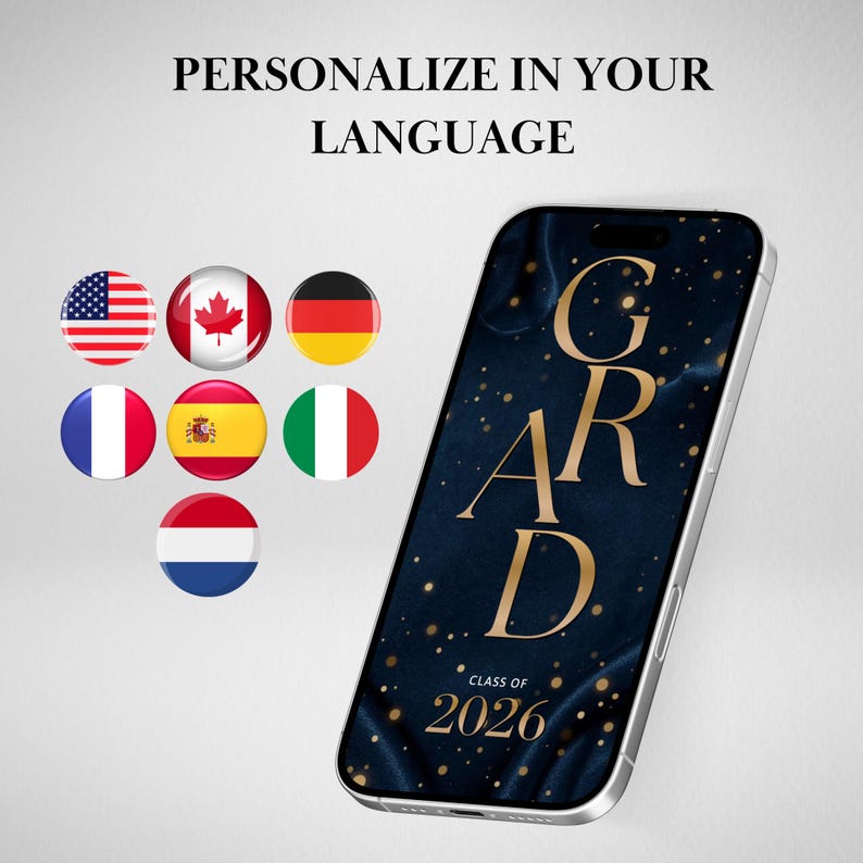 Puede incluir: Un tel&eacute;fono inteligente muestra la palabra "GRAD" en letras doradas sobre un fondo azul oscuro con motas doradas, con el texto "CLASS OF 2026" debajo. La imagen incluye banderas internacionales y el texto "PERSONALIZA EN TU IDIOMA".