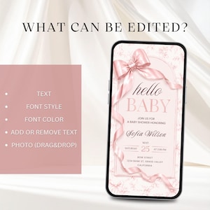 Pu&ograve; includere: Un invito digitale per un baby shower su uno schermo di smartphone. L'invito presenta un design a fiocco e nastro rosa con le parole "hello BABY". Il testo aggiuntivo include il nome dell'onorato, la data, l'ora e il luogo. L'immagine mostra anche opzioni modificabili.
