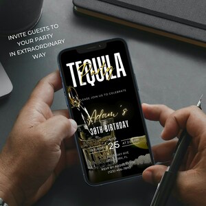 Op de afbeelding: Een zwart en gouden smartphone-scherm met een verjaardagsuitnodiging voor een Tequila-feest. De uitnodiging luidt "Tequila Party" in witte tekst met een gouden rand. De tekst "Sluit je aan bij ons om de 30e verjaardag van Adam te vieren" staat in gouden tekst. De datum en tijd van het feest zijn aangegeven als "Zaterdag 25 augustus om 14:00 uur". Het adres is aangegeven als "12 Birthday Ave, New York, FL". De RSVP-informatie is aangegeven als "RSVP v&oacute;&oacute;r 10 augustus (123)-456-7890".