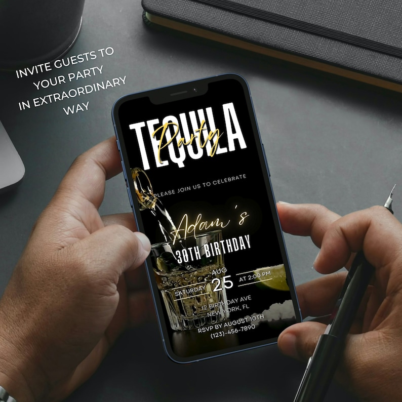 Op de afbeelding: Een zwart en gouden smartphone-scherm met een verjaardagsuitnodiging voor een Tequila-feest. De uitnodiging luidt "Tequila Party" in witte tekst met een gouden rand. De tekst "Sluit je aan bij ons om de 30e verjaardag van Adam te vieren" staat in gouden tekst. De datum en tijd van het feest zijn aangegeven als "Zaterdag 25 augustus om 14:00 uur". Het adres is aangegeven als "12 Birthday Ave, New York, FL". De RSVP-informatie is aangegeven als "RSVP v&oacute;&oacute;r 10 augustus (123)-456-7890".