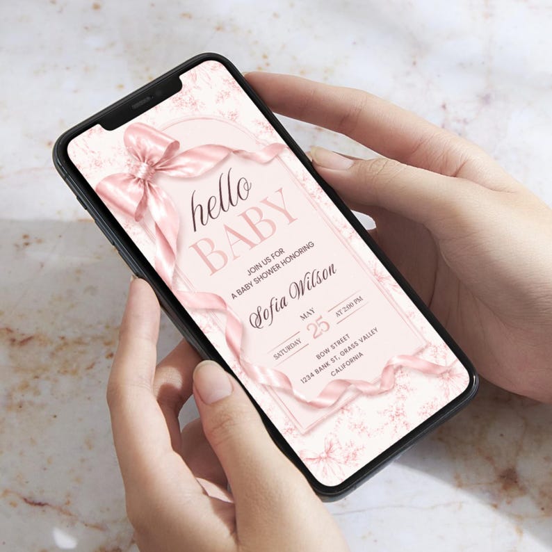 Pu&ograve; includere: Uno smartphone mostra un invito a un baby shower. L'invito presenta un nastro rosa e il testo "hello BABY". L'invito fornisce i dettagli dell'evento, incluso il nome "Sofia Wilson".
