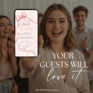 Pu&ograve; includere: Uno smartphone mostra un invito rosa per un baby shower con il testo "hello BABY" e i dettagli dell'evento. L'invito presenta un fiocco e dettagli floreali. L'immagine include anche il testo "YOUR GUESTS WILL love it" e il nome del designer.