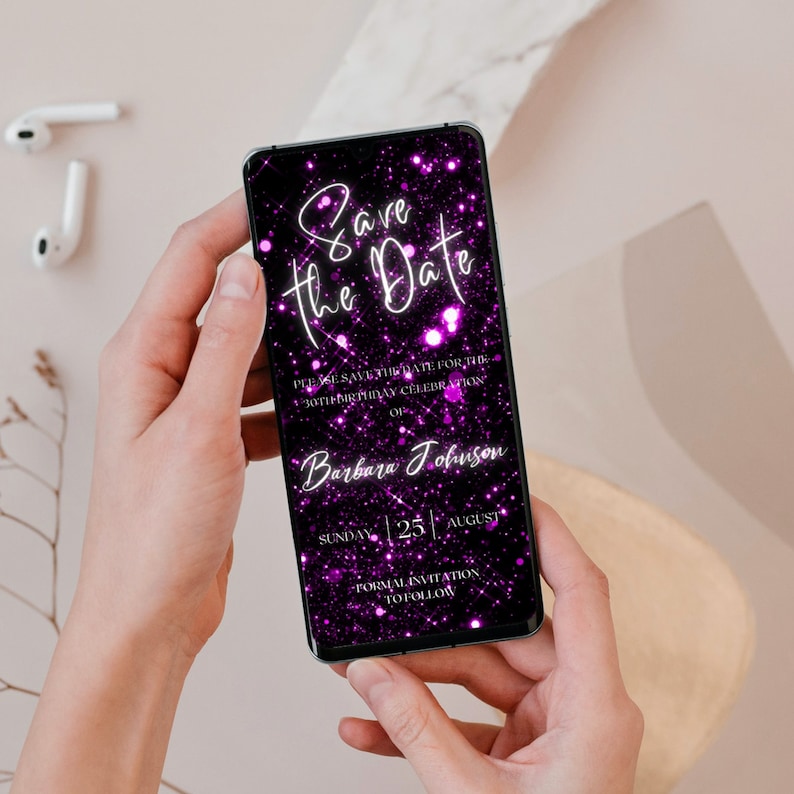 Puede incluir: Una tarjeta digital de guardar la fecha con fondo negro y purpurina rosa. El texto dice "Save the Date" en letra cursiva blanca. La tarjeta tambi&eacute;n incluye el texto "Por favor, guarda la fecha para la celebraci&oacute;n del 30 cumplea&ntilde;os de Barbara Johnson. Domingo 25 de agosto. Invitaci&oacute;n formal a seguir."