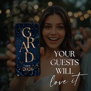 Puede incluir: Una mujer sonriendo sostiene un smartphone con el texto dorado "GRAD" sobre un fondo azul marino, con "CLASS OF 2026" debajo. Tambi&eacute;n se ve el texto "YOUR GUESTS WILL love it".