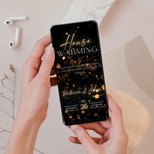 K&ouml;nnte beinhalten: Ein schwarzes Smartphone mit einer goldenen Einladung zu einer Einweihungsfeier auf dem Bildschirm. Die Einladung hat einen goldenen Glitzer-Hintergrund mit dem Text "House Warming" und den Namen "Patricia & Adam". Datum und Uhrzeit der Party sind mit "Samstag, 25. August um 14:00 Uhr" angegeben.
