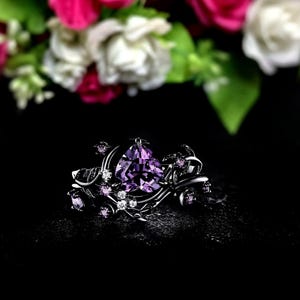 Anillo de amatista con luna creciente: un conjunto nupcial inspirado en la naturaleza