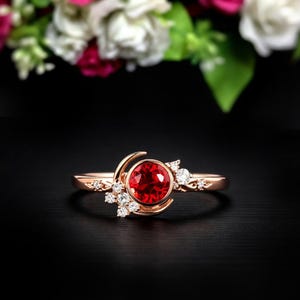 Förlovningsring i sterlingsilver i art déco-stil med mångranat (beställningsvara)
