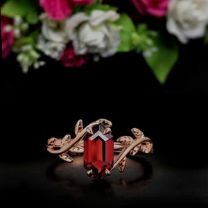 Bague rubis Hexagon Lab : alliance en or rose 10 carats et vigne