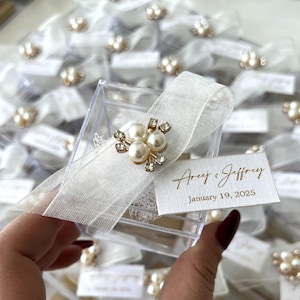 Bonbons en vrac au chocolat et aux amandes dans une boîte cadeau transparente avec ruban et perles, cadeaux de mariage, de fiançailles et d'événements élégants, cadeaux uniques