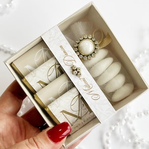 Cadeaux de mariage chocolat et bonbons aux amandes, personnalisés avec une grosse perle, amandes enveloppées de tulle, noms personnalisés, date de mariage et étiquettes en cristal