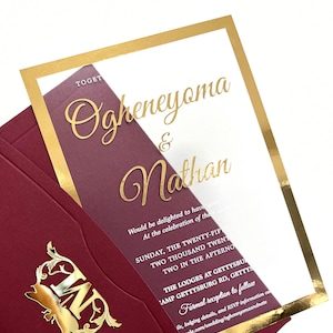 Convite de casamento em acrílico com folha dourada: papelaria transparente e elegante