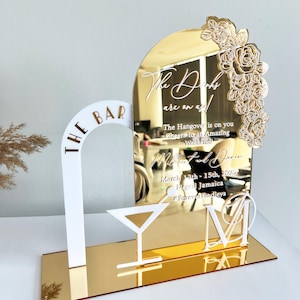 Panneau de bar à martini pour mariage en acrylique miroir doré 3 mm, menu personnalisé, boissons exclusives, fleurs blanches, verre 3D et logo « The Bar », grand avec support