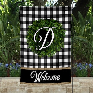 diseño de sublimación de la bandera del jardín de la casa de campo, corona de la letra D del monograma a cuadros de búfalo blanco negro de bienvenida, descarga digital