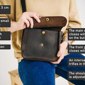 Pu&ograve; includere: Una borsa a tracolla in pelle marrone con chiusura a lembo e bottone. La borsa ha una tasca interna e una tasca frontale con chiusura a bottone. Dimensioni: 21 x 18 x 7,5 cm.