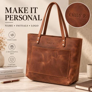 Puede incluir: Un bolso de cuero marr&oacute;n con dos asas, un bolsillo frontal grande y el nombre EMILY R. grabado en el centro superior. El texto MAKE IT PERSONAL, NAME, INITIALS, LOGO, YOUR NAME, A MEANINGFUL GIFT y LASTING IMPRESSION aparece en la imagen.