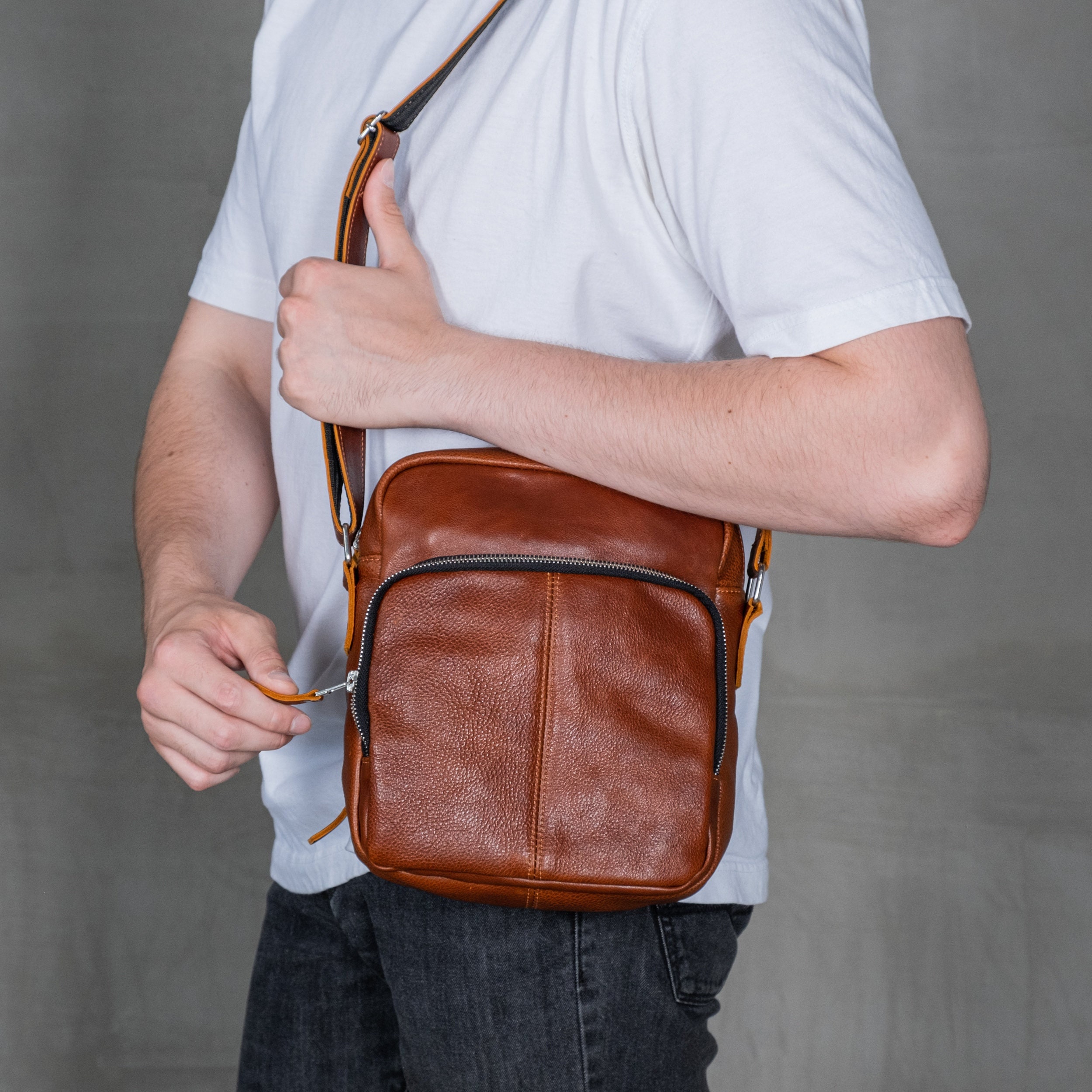 Woolfell — Vertical crossbody leather bag