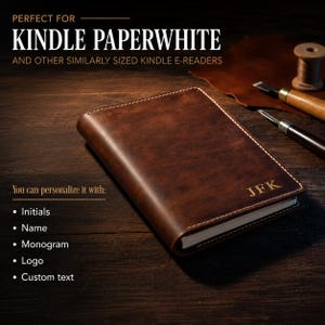 K&ouml;nnte beinhalten: Eine dunkelbraune E-Reader-H&uuml;lle aus Leder mit sichtbaren N&auml;hten und den eingepr&auml;gten Initialen JFK in der unteren rechten Ecke. Der Text auf dem Bild lautet: PERFECT FOR KINDLE PAPERWHITE AND OTHER SIMILARLY SIZED KINDLE E-READERS. You can personalize it with: Initials, Name, Monogram, Logo, Custom text.