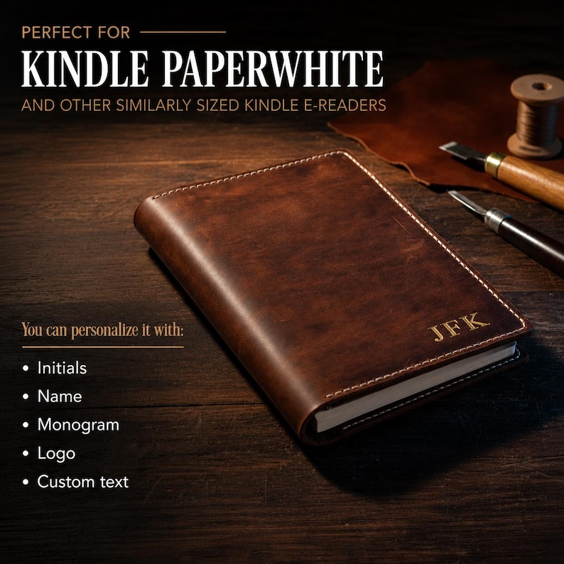K&ouml;nnte beinhalten: Eine dunkelbraune E-Reader-H&uuml;lle aus Leder mit sichtbaren N&auml;hten und den eingepr&auml;gten Initialen JFK in der unteren rechten Ecke. Der Text auf dem Bild lautet: PERFECT FOR KINDLE PAPERWHITE AND OTHER SIMILARLY SIZED KINDLE E-READERS. You can personalize it with: Initials, Name, Monogram, Logo, Custom text.