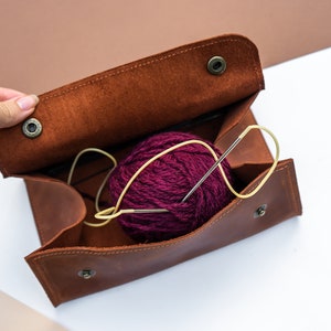 Borsa porta-filati in pelle pieghevole, Porta-filati in pelle, Borsa porta-progetti in pelle pieghevole, Regalo per magliai e uncinettatori, Borsa pieghevole per magliai