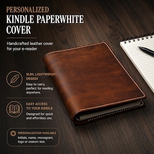 K&ouml;nnte beinhalten: Eine braune Lederh&uuml;lle f&uuml;r E-Reader mit sichtbaren N&auml;hten an den R&auml;ndern. Der Text auf dem Bild lautet: PERSONALIZED KINDLE PAPERWHITE COVER, Handcrafted leather cover for your e-reader, SLIM, LIGHTWEIGHT DESIGN, EASY ACCESS TO YOUR KINDLE, PERSONALIZATION AVAILABLE.