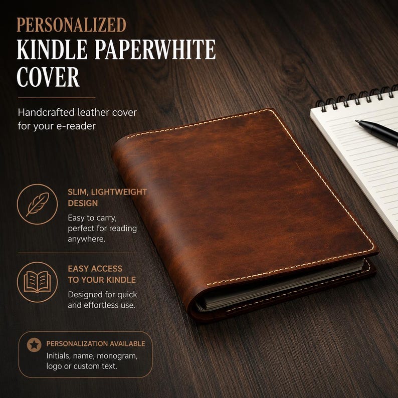 K&ouml;nnte beinhalten: Eine braune Lederh&uuml;lle f&uuml;r E-Reader mit sichtbaren N&auml;hten an den R&auml;ndern. Der Text auf dem Bild lautet: PERSONALIZED KINDLE PAPERWHITE COVER, Handcrafted leather cover for your e-reader, SLIM, LIGHTWEIGHT DESIGN, EASY ACCESS TO YOUR KINDLE, PERSONALIZATION AVAILABLE.