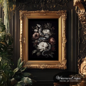 Peut inclure: Impression d'art encadrée avec un serpent et des fleurs sur fond noir, dans un cadre doré orné. L'œuvre présente des pivoines blanches, des roses roses et un serpent gris et noir. Le texte "Wilderness Origins" est en bas.