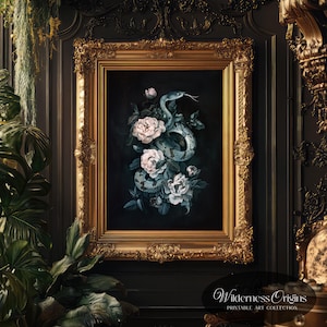 Puede incluir: Una impresión artística enmarcada que presenta una serpiente entrelazada con rosas blancas y follaje sobre un fondo oscuro. La obra de arte está en un marco dorado ornamentado. Parte de la "Wilderness Origins Printable Art Collection".