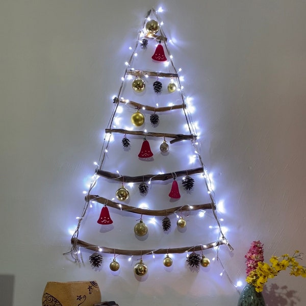 Einzigartiger Weihnachtsbaum, aus Zweigen von sturmzerrissenen Bäumen im Wald, weihnachtlicher Wandschmuck, Weihnachtsbaum aus Holz,