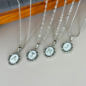 Collar con inicial de PLATA • Regalo para el mejor amigo • Colgante con letra ovalada • Collar con nombre minimalista • Collar con dije de esmalte blanco • Regalo de Navidad