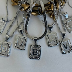 Colar requintado com medalhão de prata • Pingente de monograma feito à mão para qualquer nome • Perfeito para casamentos, formaturas ou aniversários