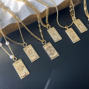 Tarot Karte Deck, Gold Witchy Anhänger, Tarot Schmuck, Weihnachtsgeschenk für sie, zierliche Tag Halskette, himmlisches Geburtstagsgeschenk