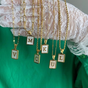 Colar com inicial de madrepérola • Presente especial para a mãe • Colar com letra inicial de concha branca • Joias de pérolas à prova d'água • Presente para madrinhas