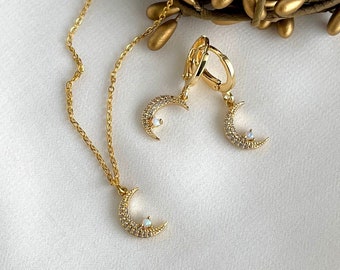 GOLD Opal Halbmond Halskette • Opal Mond Ohrringe • Himmlischer Schmuck • Beste Freundin Geschenk • Mond Phase Halskette • Weihnachtsgeschenk für Sie