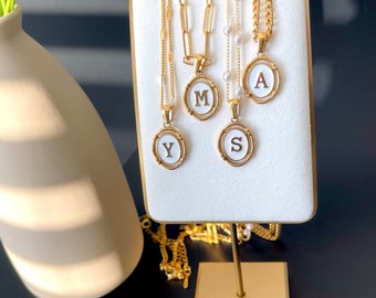 GOLD Vintage Buchstaben Halskette • Namenskette für Mama • WASSERFEST Ovaler Initial Anhänger • Weiße Emaille Initial Halskette • Geburtstagsgeschenke