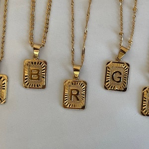 Colar com letra inicial banhada a ouro • Um presente de aniversário perfeito para homens • Pingente de medalhão retangular com alfabeto quadrado • Melhor presente personalizado