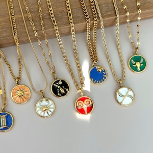 K&ouml;nnte beinhalten: Goldfarbene Halsketten mit verschiedenen Sternzeichen-Anh&auml;ngern. Jeder Anh&auml;nger hat einen andersfarbigen Emaille-Hintergrund und ein detailliertes Sternzeichen-Symbol. Die Ketten variieren im Stil, darunter Panzer-, Seil- und Kabelketten. Die Anh&auml;nger sind rund und haben einen goldenen Rand.