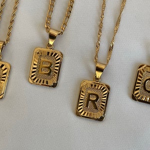 Collier rectangle avec pendentif médaillon en OR 18 carats • Breloque unisexe lettre • Bijoux IMPERMÉABLES • Un cadeau d'anniversaire intemporel pour les proches