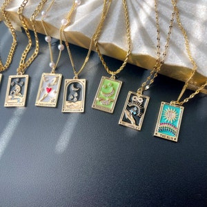 Collana personalizzata con tarocchi in oro, luna, stella, sole, amanti, ciondolo mago, collana stregata, ciondolo spirituale, regalo di Natale per lei, regalo damigella d'onore