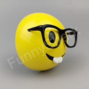 Imán de emoji nerd / Divertido emoji sonriente con gafas de 9 cm para la nevera imagen 8