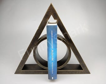 Von Magie inspirierter Bücherständer – Heiligtümer des Todes – Geometrischer Dreiecks-Buchhalter – Mystisches Symbol-Dekor