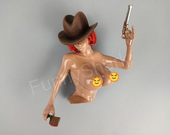 Imán para nevera de vaquera desnuda atrevida: decoración para nevera impresa en 3D de 10 cm con revólver de metal y cuchillo de carnicero.