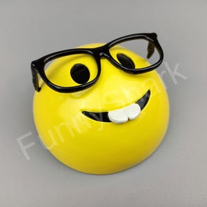 Imán de emoji nerd / Divertido emoji sonriente con gafas de 9 cm para la nevera imagen 2