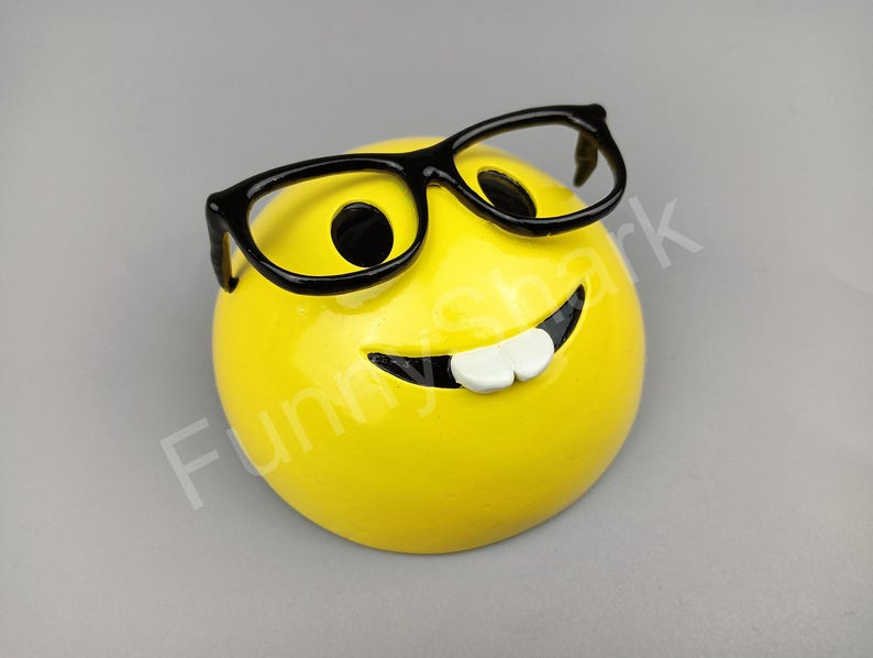 Imán de emoji nerd / Divertido emoji sonriente con gafas de 9 cm para la nevera imagen 2