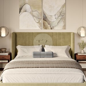 K&ouml;nnte beinhalten: Ein Schlafzimmer mit einem gr&uuml;nen, gepolsterten Bett mit wei&szlig;en Bettw&auml;sche und einem grauen Kissen. Es gibt zwei Nachttische mit Lampen und ein Gem&auml;lde an der Wand &uuml;ber dem Kopfteil.