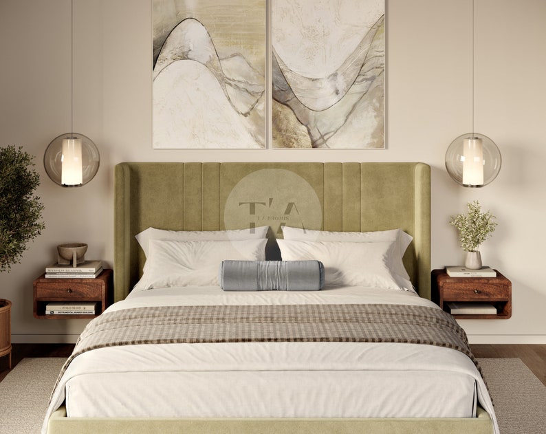 K&ouml;nnte beinhalten: Ein Schlafzimmer mit einem gr&uuml;nen, gepolsterten Bett mit wei&szlig;en Bettw&auml;sche und einem grauen Kissen. Es gibt zwei Nachttische mit Lampen und ein Gem&auml;lde an der Wand &uuml;ber dem Kopfteil.