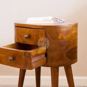 Gebogener Mini-Nachttisch mit 2 Schubladen Kleiner Nachttisch aus Holz Kleiner Beistelltisch aus Holz Kompakter Nachttisch Schlanker Nachttisch Bild 3