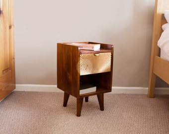 Mini table de chevet dorée • Table de chevet dorée pour chambre à coucher • Petite table de chevet dorée • Table de chevet fine en bois sombre • Table de chevet 2 étagères