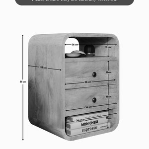Pu&ograve; includere: Un comodino in legno con tre cassetti e uno scaffale superiore. Il comodino &egrave; alto 55 cm, largo 35 cm e profondo 36 cm. I cassetti sono alti 11 cm ciascuno. Lo scaffale superiore &egrave; alto 11 cm. Il comodino &egrave; in legno e ha una finitura naturale.