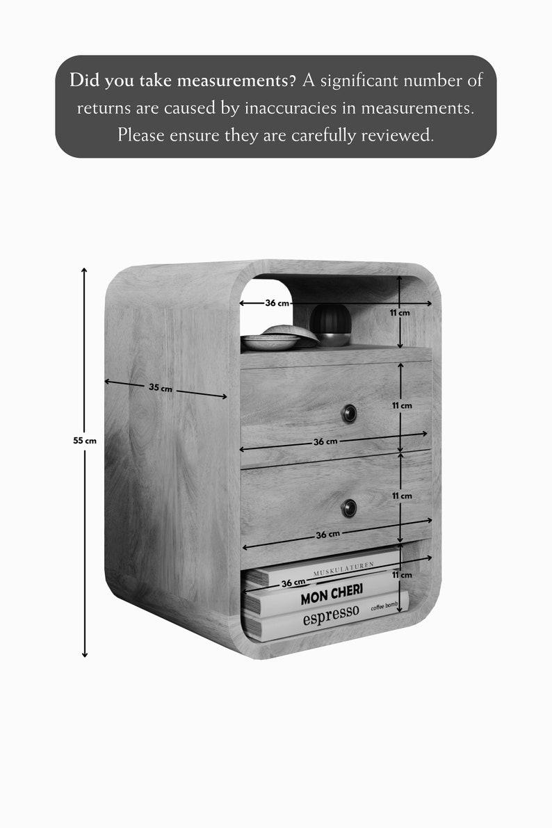 Pu&ograve; includere: Un comodino in legno con tre cassetti e uno scaffale superiore. Il comodino &egrave; alto 55 cm, largo 35 cm e profondo 36 cm. I cassetti sono alti 11 cm ciascuno. Lo scaffale superiore &egrave; alto 11 cm. Il comodino &egrave; in legno e ha una finitura naturale.