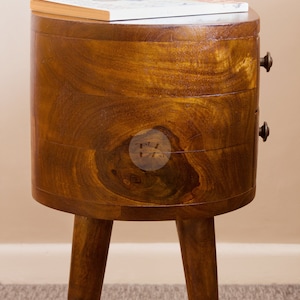 Gebogener Mini-Nachttisch mit 2 Schubladen Kleiner Nachttisch aus Holz Kleiner Beistelltisch aus Holz Kompakter Nachttisch Schlanker Nachttisch Bild 5